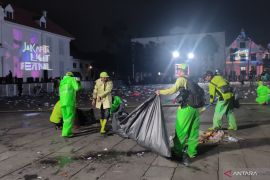 Ratusan petugas bersihkan sampah di Kota Tua setelah perayaan tahun baru