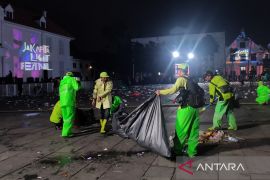 Petugas mulai bersihkan sampah di Kawasan Kota Tua sejak dini hari
