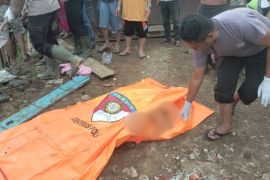 Satu korban banjir bandang di Palembayan, Agam ditemukan saat alat berat bersihkan material