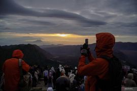 Matahari terbit pertama 2026 di Gunung Bromo