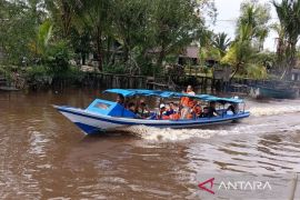 Warga Panamas sambut gembira bantuan perahu multiguna Pemkab Kapuas