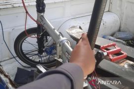 Polisi periksa TKP kecelakaan antara mobil dengan sepeda di Jaksel