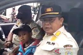 Satpol PP amankan bocah yang ditinggal ayah di Pasar Kebayoran Lama