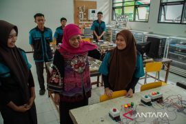Khofifah pastikan revitalisasi-rehabilitasi sekolah terus jalan 2026