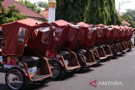 Lansia penarik becak bersukacita diberi becak listrik oleh Presiden