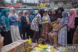 TP PKK Kabupaten Solok serahkan bantuan untuk korban bencana
