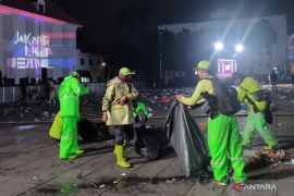 Sudin LH Jakbar angkut 20 ton sampah saat perayaan malam tahun baru