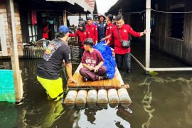 Bupati Banjar bawakan bantuan banjir ke rumah warga di kawasan Keraton
