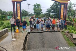 Polisi Mukomuko alihkan arus lalu lintas karena jembatan penghubung desa putus