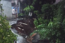 Tanah longsor terjadi tepat depan rumah warga di Kembangan Jakbar