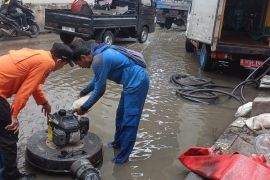 Banjir rob rendam Jalan RE Martadinata Jakut pada Jumat pagi