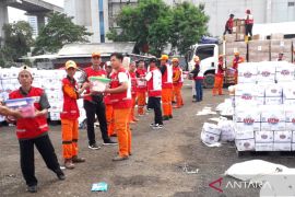 100 personel PPSU bantu PMI Jaktim kemas paket bantuan untuk Sumatera