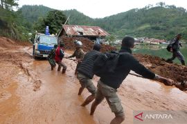 Bencana longsor kembali terjadi di Aceh Tengah, kendaraan terjebak lumpur