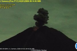Semeru erupsi terus menerus dengan tinggi letusan hingga 1 km