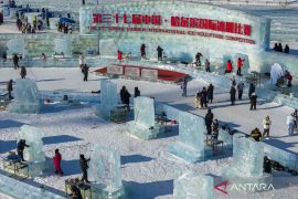 Musim dingin di China diramaikan dengan kompetisi internasional mengukir es