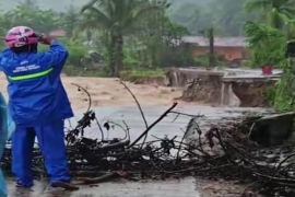 Jalan akses Batu Busuk terputus,  amblas tergerus luapan Batang Kuranji