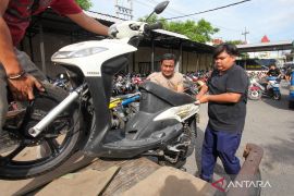 Polrestabes Surabaya serahkan 810 motor barang bukti ke pemilik