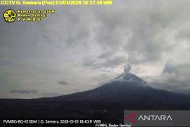 Gunung Semeru erupsi Kamis malam, tinggi letusan capai 900 meter