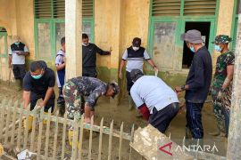 TNI AD dan relawan bersihkan SMA Al-Jamiatul Washliyah Aceh Tamiang