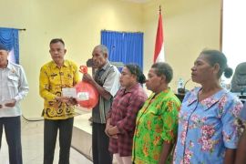 Baznas Kabupaten Jayapura salurkan bantuan uang tunai bagi 168 OAP
