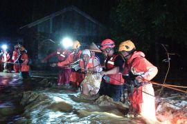 Basarnas evakuasi 17 warga terjebak banjir