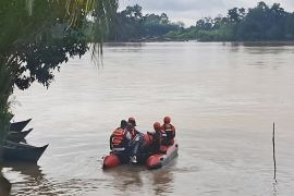Tim gabungan cari warga tenggelam di DAS Kahayan