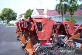 Becak listrik beri banyak kemudahan bagi pengemudi lansia di Tuban