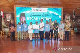 Pengemudi becak lansia di Blora apresiasi becak listrik dari Prabowo