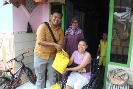 Anggota DPRD Jatim beri bantuan kepada korban kecelakaan kerja