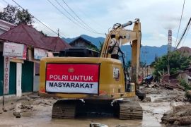 Empat alat bersihkan material menimbun jalan provinsi di Pasar Maninjau Agam sejak Rabu