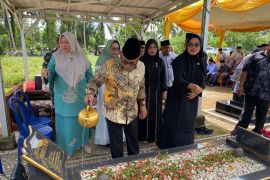 Jelang hari jadi Pasbar ke-22, Bupati dan Wakil Bupati pimpin ziarah ke makam tokoh yang berjasa bangun daerah