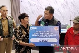 Pemkab Solok serahkan bantuan dana tunggu hunian ke 300 korban bencana