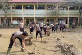 Polri bantu bersihkan gedung  SD di Aceh Tamiang, guna  proses belajar segera normal