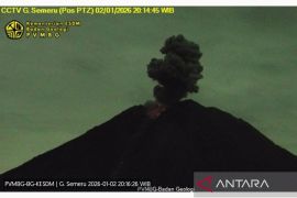 Gunung Semeru erupsi terus menerus dengan tinggi letusan hingga 1 km