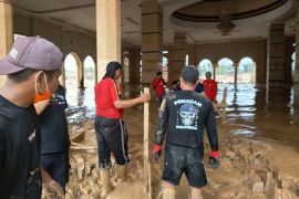 Wamendagri: Bantuan alat berat Pemkot Medan permudah pemulihan bencana