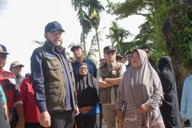 ASN Pemkot Padang dan Warga Lapai goro bersihkan sendimen lumpur bekas banjir