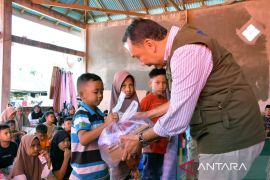 Agam bantu paket seragam sekolah bagi 1.800 pelajar korban bencana hidrometeorologi