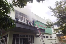 Petugas padamkan kebakaran gudang farmasi RSUD dr Harjono Ponorogo