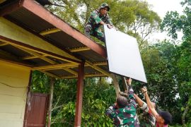 TNI pasang solar cell di gereja Tapanuli Utara perkuat aliran listrik