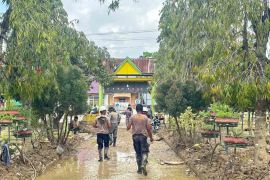 Polres Pidie Jaya bersihkan fasilitas pendidikan pascabanjir