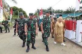Panglima TNI Hendy Antariksa Tinjau Jembatan yang dibangun oleh Prajurit di Langkat