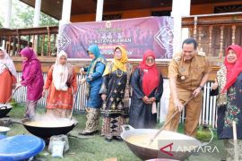 Bundo Kanduang Pariaman masak 40 kg rendang untuk korban bencana