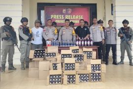 Polres Yahukimo musnahkan 729 botol minuman beralkohol di Dekai