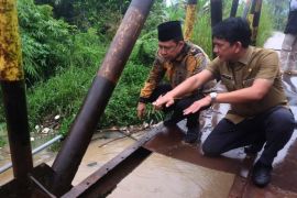 Tinjau jembatan Air Hitam Bupati Muaro Jambi pastikan bangun secara permanen