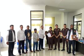 Polres SBT serahkan dua tersangka korupsi Dana Desa Ainena ke Kejari