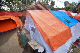 Penyintas bencana di Padang Pariaman masih tinggal di tenda darurat Page 2 Small