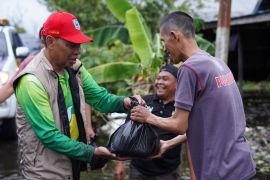 Wabup HSS turun langsung salurkan bantuan untuk warga terdampak banjir