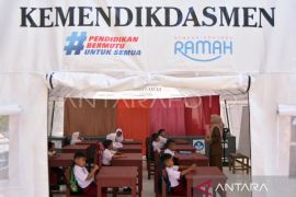 Sekolah darurat pascabencana di Padang Pariaman Page 4 Small