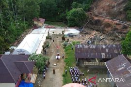 Sekolah darurat pascabencana di Padang Pariaman Page 3 Small