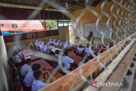 Sekolah darurat pascabencana di Padang Pariaman Page 2 Small